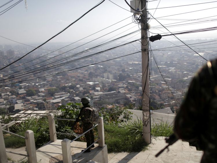 Des soldats brésiliens lors d'une opération contre des trafiquants de drogue dans le bidonville d'Alemao à Rio de Janeiro, au Brésil, le 20 août 2018. REUTERS / Ricardo Moraes