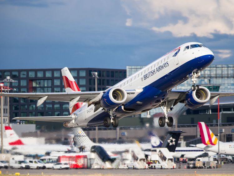 La famille Pathak et une autre famille indienne volaient de l'aéroport London City à Berlin