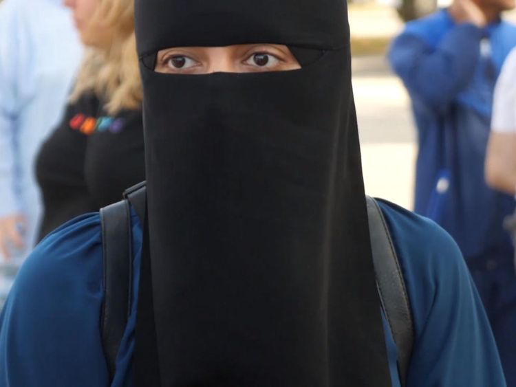 Burka interdit à la protestation Sabina