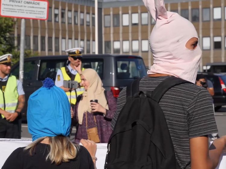 Les manifestants portent une variété de couvre-chefs tout en participant à des manifestations