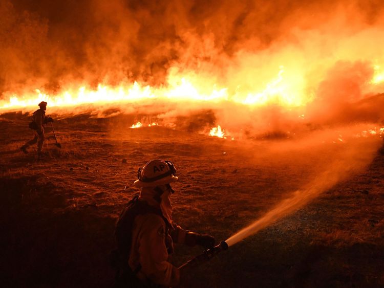 Les pompiers effectuent un brûlage contrôlé pour défendre les maisons contre les flammes de l’incendie du ranch, alors qu’il continue à se propager vers la ville d’Upper Lake, en Californie, le 2 août 2018. - Des milliers de pompiers californiens ont fait des progrès ont transformé environ 80 000 hectares (80 000 hectares) en terres incultes, détruit des habitations coûteuses et tué huit pompiers et civils dans l’État américain le plus peuplé. (Photo de Mark RALSTON / AFP) (Photo c