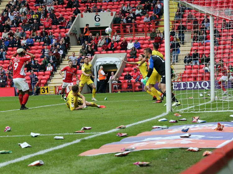 Le match est retardé alors que les joueurs de Crips sont retirés du terrain dans le cadre d'une manifestation contre le Charlton Athletic vs Fleetwood Town, le football de Sky Bet EFL League 1 à The Valley le 25 août 2018.