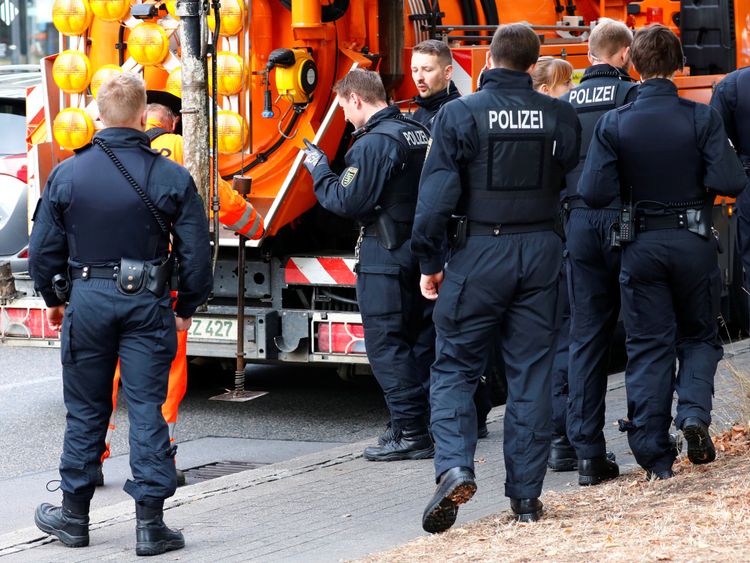 Des policiers surveillent les ravines des rues près de la scène du crime où un Allemand a été poignardé à Chemnitz, en Allemagne