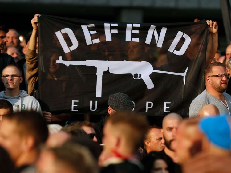 Des manifestants ont manifesté le 27 août 2018 à Chemnitz, dans l’est de l’Allemagne, à la suite du décès d’un ressortissant allemand de 35 ans décédé à l’hôpital à la suite d’une dispute entre plusieurs personnes de nationalités différentes, selon la police. .