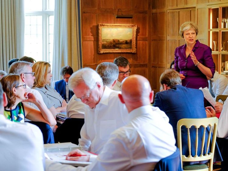 Theresa May s'adressant au cabinet au cours de discussions approfondies sur le Brexit à Checkers. Pic: Couronne Copyright