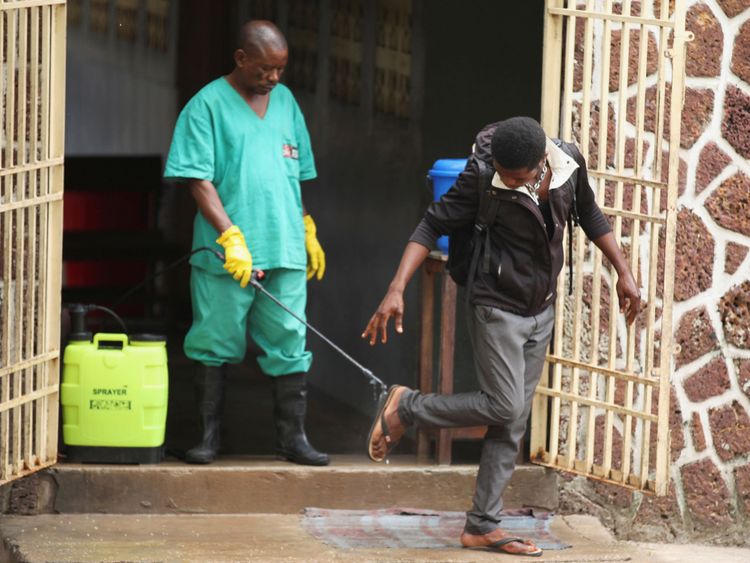 Un agent de santé pulvérise un chlore sur un visiteur après avoir quitté l'installation d'isolement, prête à recevoir des cas suspects d'Ebola, à l'hôpital général de Mbandaka, à Mbandaka, en République démocratique du Congo 20 mai 2018