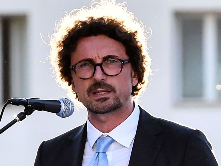 Le 18 juillet 2018, Danilo Toninelli, ministre de l'Infrastructure et des Transports d'Italie, prononce un discours lors d'une cérémonie organisée à l'occasion du 153ème anniversaire des garde-côtes italiens (Guardia Costiera) à Rome. Photo d'Andreas SOLARO / AFP) (Le crédit photo devrait se lire ANDREAS SOLARO / AFP / Getty Images)