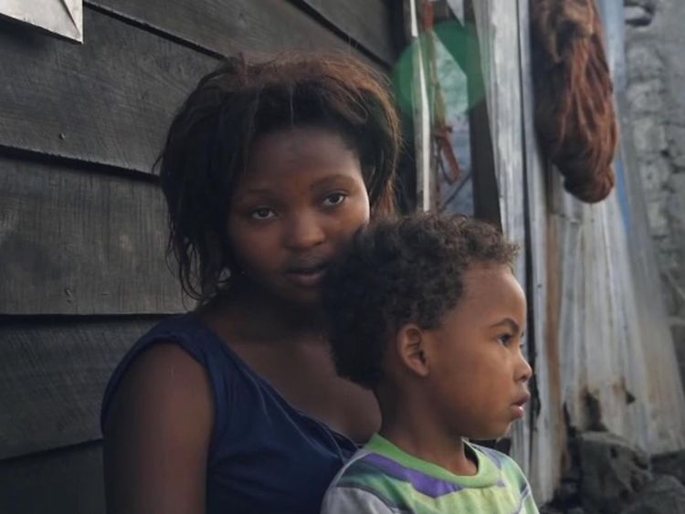 Francine Lutete, photographiée avec son fils Mika, a été promise une nouvelle vie par un travailleur humanitaire