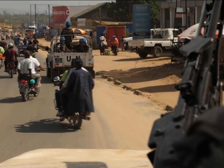 Les Casques bleus de l'ONU, photographiés dans leurs casques bleus, sont présents en RDC à cause de décennies de combats