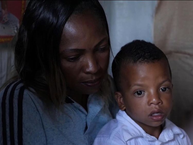 Safi a un fils de cinq ans après avoir eu une relation avec un travailleur de l'ONU 