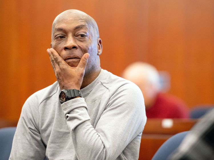 Dewayne Johnson réagit après avoir entendu le verdict contre Monsanto