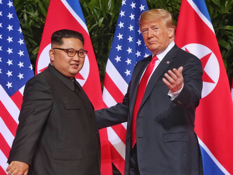 Singapour - 12 juin: sur cette photo, le dirigeant nord-coréen Kim Jong-un (à gauche) rencontre le président américain Donald Trump lors de son sommet historique entre la République de Corée et la RPDC à l'hôtel Capella de l'île de Sentosa le 12 juin 2018 à Singapour. Le président américain Trump et le dirigeant nord-coréen Kim Jong-un ont tenu mardi matin à Singapour la rencontre historique entre les dirigeants des deux pays, portant l'espoir de mettre fin à des décennies d'hostilité et à la menace du programme nucléaire nord-coréen. (Photo par Kevin Lim / THE STRAITS TIM