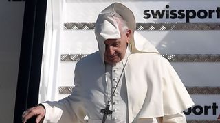 à l'aéroport de Dublin le 25 août 2018 à Dublin, en Irlande. Le pape François est le 266ème pape catholique et actuel souverain du Vatican. Sa visite, la première d’un pape depuis Jean-Paul II en 1979, devrait attirer des centaines de milliers de catholiques à une série d’événements à Dublin et à Knock. Au cours de sa visite, il aura des rencontres privées avec des victimes d’abus sexuels commis par des membres du clergé catholique. " //e3.365dm.com/18/08/640x380/skynews-francis-pope_4400361.jpg?20180825113231 640w, https://e3.365dm.com/18/08/736x414/skynews-francis-pope_4400361.jpg?20180825113231 736w, https://e3.365dm.com/18/08/992x558/skynews-francis-pope_4400361.jpg?20180825113231 992w, https://e3.365dm.com/18/08/1096x616/skynews-francis-pope_4400361 .jpg? 20180825113231 1096w, https://e3.365dm.com/18/08/1600x900/skynews-francis-pope_4400361.jpg?20180825113231 1600w, https://e3.365dm.com/18/08/1920x1080/skynews -francis-pope_4400361.jpg? 20180825113231 1920w, https://e3.365dm.com/18/08/2048x1152/skynews-francis-pope_4400361.jpg?20180825113231 2048w "tailles =" (min-width: 900px) 992px, 100vw
