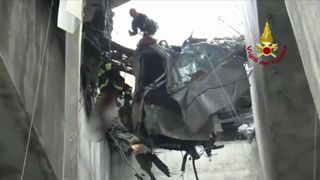 Un corps est récupéré de l'épave du pont de Gênes "srcset =" https://e3.365dm.com/18/08/320x180/skynews-genoa-bridge-collapse_4390319.jpg?20180815011744 320w, https: // e3 .365dm.com / 18/08 / 640x380 / skynews-genoa-bridge-collapse_4390319.jpg? 20180815011744 640w, https://e3.365dm.com/18/08/736x414/skynews-genoa-bridge-collapse_4390319.jpg? 20180815011744 736w, https://e3.365dm.com/18/08/992x558/skynews-genoa-bridge-collapse_4390319.jpg?20180815011744 992w, https://e3.365dm.com/18/08/1096x616/skynews- genoa-bridge-collapse_4390319.jpg? 20180815011744 1096w, https://e3.365dm.com/18/08/1600x900/skynews-genoa-bridge-collapse_4390319.jpg?20180815011744 1600w, https://e3.365dm.com/ 18/08 / 1920x1080 / skynews-genoa-bridge-collapse_4390319.jpg? 20180815011744 1920w, https://e3.365dm.com/18/08/2048x1152/skynews-genoa-bridge-collapse_4390319.jpg?20180815011744 2048w "tailles = "(min-width: 900px) 992px, 100vw