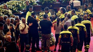 Les pompiers rendent hommage aux victimes de l'effondrement du pont de Morandi