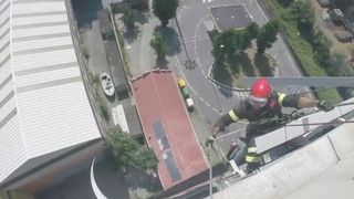 Les services d’urgence et les pompiers ont continué à travailler sur le pont Morandi qui s’est effondré à Gênes, alors que des funérailles d’Etat avaient lieu dans la ville. " cam_4393401.jpg? 20180818130234 320w, https://e3.365dm.com/18/08/640x380/skynews-genoa-bridge-helmet-cam_4393401.jpg?20180818130234 640w, https://e3.365dm.com/18/ 08 / 736x414 / skynews-genoa-bridge-helmet-cam_4393401.jpg? 20180818130234 736w, https://e3.365dm.com/18/08/992x558/skynews-genoa-bridge-helmet-cam_4393401.jpg?20180818130234 992w, https://e3.365dm.com/18/08/1096x616/skynews-genoa-bridge-helmet-cam_4393401.jpg?20180818130234 1096w, https://e3.365dm.com/18/08/1600x900/skynews-genoa -bridge-helmet-cam_4393401.jpg? 20180818130234 1600w, https://e3.365dm.com/18/08/1920x1080/skynews-genoa-bridge-helmet-cam_4393401.jpg?20180818130234 1920w, https: //e3.365dm .com / 18/08 / 2048x1152 / skynews-genoa-bridge-helmet-cam_4393401.jpg? 20180818130234 2048w "tailles =" (min-width: 900px) 992px, 100vw