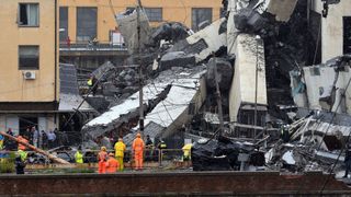 Trente-cinq voitures et trois véhicules lourds sont sous le pont, a déclaré la Protection civile italienne. "Srcset =" https://e3.365dm.com/18/08/320x180/skynews-genoa-bridge_4389883.jpg?20180814153345 320w, https : //e3.365dm.com/18/08/640x380/skynews-genoa-bridge_4389883.jpg? 20180814153345 640w, https://e3.365dm.com/18/08/736x414/skynews-genoa-bridge_4389883.jpg? 20180814153345 736w, https://e3.365dm.com/18/08/992x558/skynews-genoa-bridge_4389883.jpg?20180814153345 992w, https://e3.365dm.com/18/08/1096x616/skynews-genoa- bridge_4389883.jpg? 20180814153345 1096w, https://e3.365dm.com/18/08/1600x900/skynews-genoa-bridge_4389883.jpg?20180814153345 1600w, https://e3.365dm.com/18/08/1920x1080/ skynews-genoa-bridge_4389883.jpg? 20180814153345 1920w, https://e3.365dm.com/18/08/2048x1152/skynews-genoa-bridge_4389883.jpg?20180814153345 2048w "dimensions =" ​​(min-width: 900px) 992px, 100vw