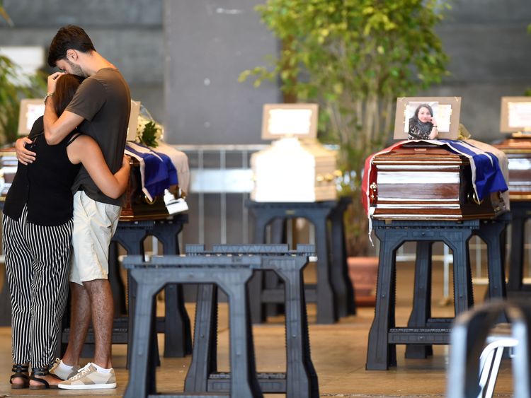 Certains des morts ont été placés dans le centre d'exposition de Gênes avant les funérailles nationales
