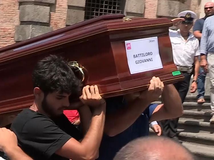 Quatre des victimes - des amis qui conduisaient en France - ont été enterrées ensemble