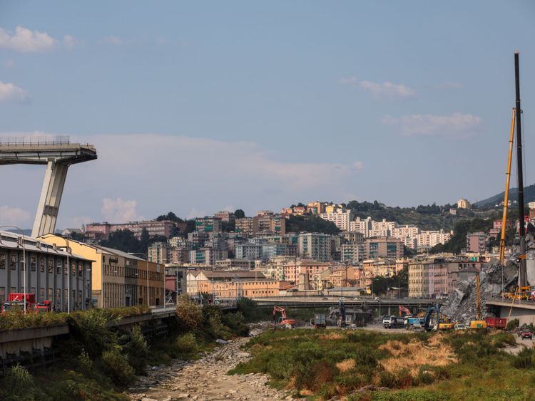 Gênes, Italie - 19 août: Un tronçon du pont de Morandi se tient quelques jours après qu'une partie de celui-ci se soit effondrée le 19 août 2018 à Gênes, en Italie. 43 personnes ont été tuées après l'effondrement d'une grande partie du pont autoroutier de Morandi le 14 août 2018. Des milliers de personnes ont assisté aux funérailles de 19 victimes du désastre hier alors que certaines familles ont boycotté l'événement. sûr. (Photo de Jack Taylor / Getty Images)