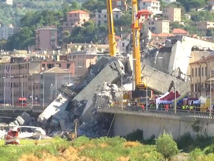 Le sauvetage et la récupération se poursuivent à Gênes un jour après l'effondrement d'un tronçon du pont Morandi