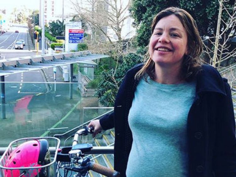 Mme Genter a fait du vélo à l'hôpital pour que son bébé soit induit Pic: Instagram / Julie Anne Genter