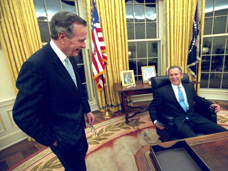 George HW Bush (L) et son fils George W Bush en 2001