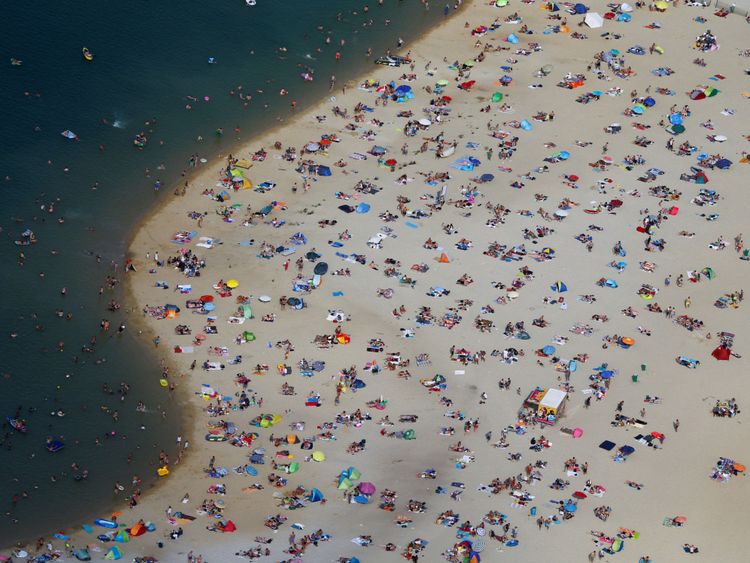 Les gens prennent le soleil sur une plage sur les rives du lac Silbersee à Haltern, en Allemagne

