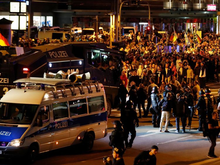 Un canon à eau de police à Chemnitz, dans l'est de l'Allemagne