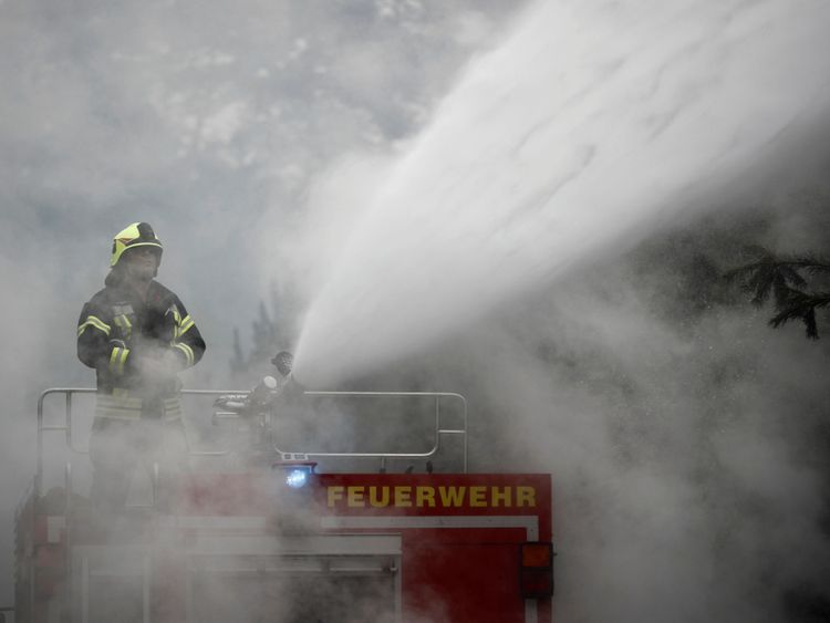 Les pompiers aident à éteindre un incendie de forêt près de Treuenbrietzen, en Allemagne, le 24 août 2018. REUTERS / Hannibal Hanschke