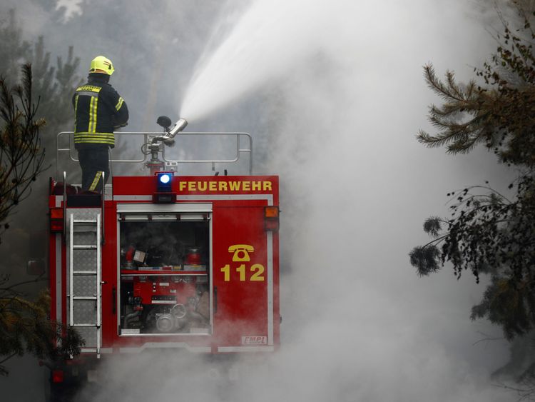 Les pompiers aident à éteindre un incendie de forêt près de Treuenbrietzen, en Allemagne, le 24 août 2018. REUTERS / Hannibal Hanschke