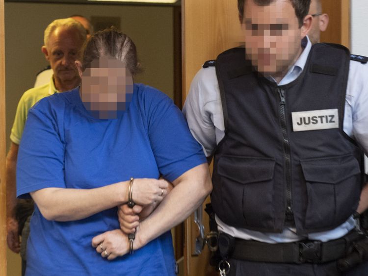 L'accusé Berrin T (L) est conduit à la salle d'audience du tribunal de district de Fribourg, dans le sud de l'Allemagne, le 7 août 2018. - Berrin T et Christian L, deux ressortissants allemands, sont accusés de viol, d'agression sexuelle grave contre des enfants, prostitution forcée et distribution de pornographie enfantine. (Photo de THOMAS KIENZLE / AFP) (Le crédit photo devrait être THOMAS KIENZLE / AFP / Getty Images)