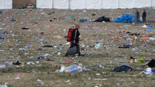 Les ramasseurs de litière commencent à nettoyer les champs au site du festival de Glastonbury à Worthy Farm à Pilton le 26 juin 2017 près de Glastonbury, en Angleterre. Le festival d'arts contemporains de Glastonbury est le plus grand festival de greenfield dans le monde. Il a été lancé par Michael Eavis en 1970, quand plusieurs centaines de hippies ont payé juste ..1, et attire maintenant plus de 175 000 personnes "srcset =" https://e3.365dm.com/18/07/320x180/skynews-glastonbury-festival_4373933 .jpg? 20180728125728 320w, https://e3.365dm.com/18/07/640x380/skynews-glastonbury-festival_4373933.jpg?20180728125728 640w, https://e3.365dm.com/18/07/736x414/skynews -glastonbury-festival_4373933.jpg? 20180728125728 736w, https://e3.365dm.com/18/07/992x558/skynews-glastonbury-festival_4373933.jpg?20180728125728 992w, https://e3.365dm.com/18/07 /1096x616/skynews-glastonbury-festival_4373933.jpg?20180728125728 1096w, https://e3.365dm.com/18/07/1600x900/skynews-glastonbury-festival_4373933.jpg?20180728125728 1600w, https://e3.365dm.com /18/07/1920x1080/skynews-glastonbury-festival_4373933.jpg?20180728125728 1920w, https://e3.365dm.com/18/07/2048x1152/skynews-glastonbury-festival_4373933.jpg?20180728125728 2048w "sizes =" (min - Largeur: 900px) 992px, 100vw