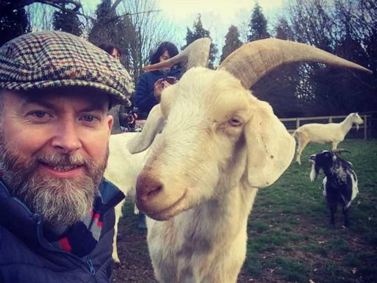 Dr Alan McElligott avec la chèvre - Crédit Alan McElligott