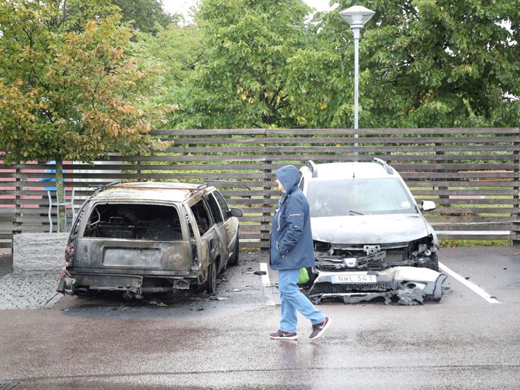 Des voitures brûlées sont photographiées sur la place Frolunda à Göteborg