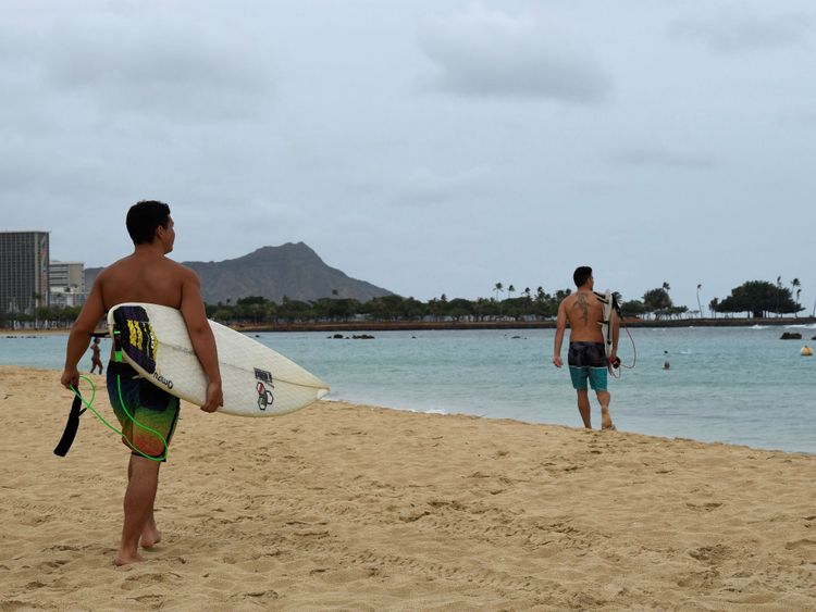 Des surfeurs se rendent à l’eau pour pagayer à l’arrivée de l’ouragan Lane à Honolulu, Hawaii, États-Unis, le 23 août 2018. REUTERS / Hugh Gentry