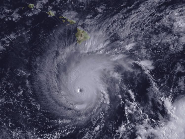 L'ouragan Lane, avec un œil bien défini, est représenté à environ 300 milles au sud de l'île Big Hawaii, à 14 heures. ET le 22 août 2018. Imagerie NOAA / Goes-East / Document via REUTERS CETTE IMAGE A ÉTÉ FOURNIE PAR UN TIERS. Il est distribué, exactement comme reçu par REUTERS, en tant que service aux clients