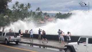 Les vagues entrantes dominent les passants de Kona, à Hawaii, aux États-Unis. 23 août 2018 Crédit: Ryan Leinback "srcset =" https://e3.365dm.com/18/08/320x180/skynews-hawaii-hurricane_4399364.jpg?20180824074356 320w, https://e3.365dm.com/18/08/640x380/skynews-hawaii-hurricane_4399364.jpg?20180824074356 640w, https://e3.365dm.com/18/08/736x414/skynews-hawaii-hurricane_4399364.jpg ? 20180824074356 736w, https://e3.365dm.com/18/08/992x558/skynews-hawaii-hurricane_4399364.jpg?20180824074356 992w, https://e3.365dm.com/18/08/1096x616/skynews-hawaii -hurricane_4399364.jpg? 20180824074356 1096w, https://e3.365dm.com/18/08/1600x900/skynews-hawaii-hurricane_4399364.jpg?20180824074356 1600w, https://e3.365dm.com/18/08/1920x1080 /skynews-hawaii-hurricane_4399364.jpg?20180824074356 1920w, https://e3.365dm.com/18/08/2048x1152/skynews-hawaii-hurricane_4399364.jpg?20180824074356 2048w "size =" (min-width: 900px) 992px , 100vw