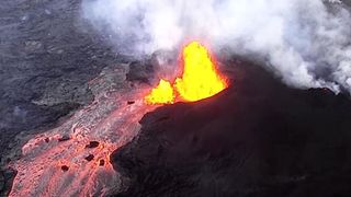 Kilauea Volcano éclate d'énormes fontaines de lave à Hawaii "srcset =" https://e3.365dm.com/18/06/320x180/skynews-hawaii-volcano-aerials_4329881.jpg?20180607071040 320w, https: //e3.365dm. com / 18/06 / 640x380 / skynews-hawaii-volcano-aerials_4329881.jpg? 20180607071040 640w, https://e3.365dm.com/18/06/736x414/skynews-hawaii-volcano-aerials_4329881.jpg?20180607071040 736w, https://e3.365dm.com/18/06/992x558/skynews-hawaii-volcano-aerials_4329881.jpg?20180607071040 992w, https://e3.365dm.com/18/06/1096x616/skynews-hawaii-volcano -aerials_4329881.jpg? 20180607071040 1096w, https://e3.365dm.com/18/06/1600x900/skynews-hawaii-volcano-aerials_4329881.jpg?20180607071040 1600w, https://e3.365dm.com/18/06 /1920x1080/skynews-hawaii-volcano-aerials_4329881.jpg?20180607071040 1920w, https://e3.365dm.com/18/06/2048x1152/skynews-hawaii-volcano-aerials_4329881.jpg?20180607071040 2048w "tailles =" (min -width: 900px) 992px, 100vw