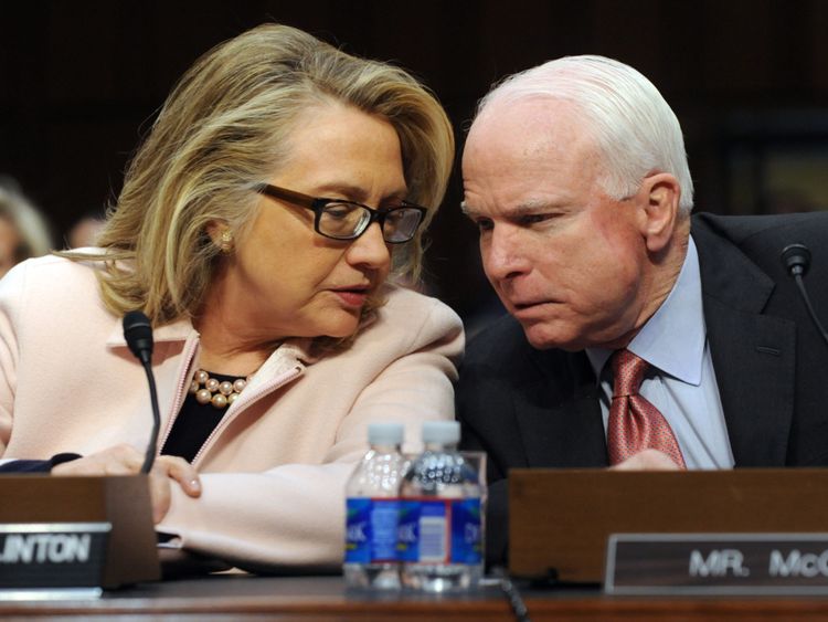 Les Clinton ont appelé M. McCain un homme politique compétent et résistant.