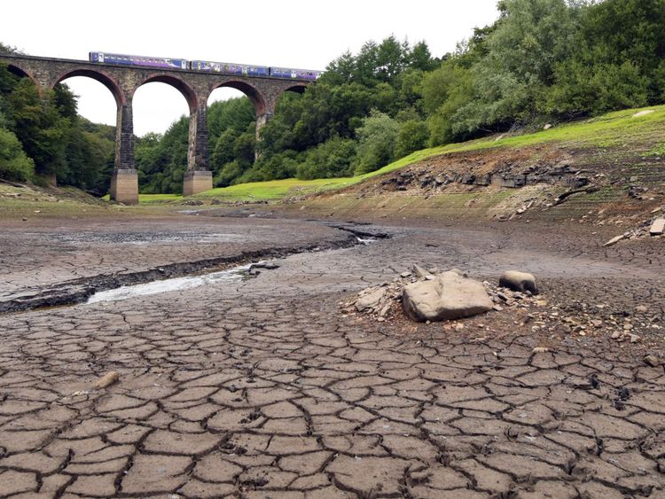Une partie du réservoir Wayoh, près de Bolton, a été détruite par la canicule britannique

