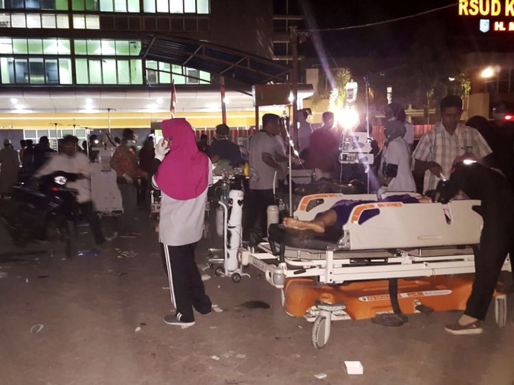Le 5 août 2018, le personnel de l'hôpital a soigné des patients à l'extérieur d'un hôpital indonésien, sur l'île de Lombok, à Mataram. - Un puissant séisme a frappé le 5 août l'Indonésie de Lombok. une alerte au tsunami, juste une semaine après un séisme, a tué 17 personnes sur l'île de vacances. Le dernier tremblement avait une magnitude de sept et a frappé à seulement 10 km sous terre, selon le US Geological Survey. Deux répliques ont suivi. (Photo par RITA