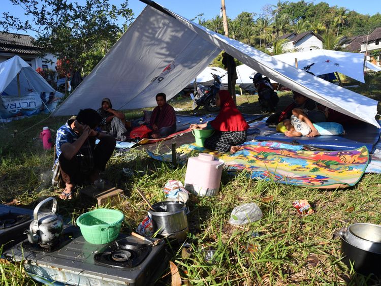 Les résidents se reposent dans un abri temporaire à Gunung Sari, à l'ouest de Lombok, le 8 août 2018, trois jours après le tremblement de terre qui a frappé la région. - Plus de 70 000 personnes sans abri à la suite d'un séisme meurtrier sur l'île indonésienne de Lombok dorment dans des abris de fortune et manquent de nourriture, de médicaments et d'eau potable, a indiqué le 8 août. (Photo Adek BERRY / AFP) ADEK BERRY / AFP / Getty Images)
