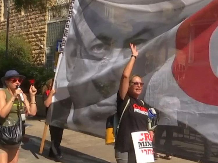 Le visage de M. netanyahu se trouvait à chaque extrémité de la bannière avec les mots «ministre du crime»;