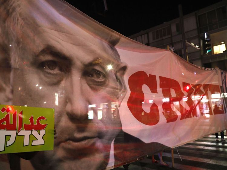 The & Crime Minister & # 39; Une bannière a également été vue lors d'une manifestation à Tel-Aviv samedi
