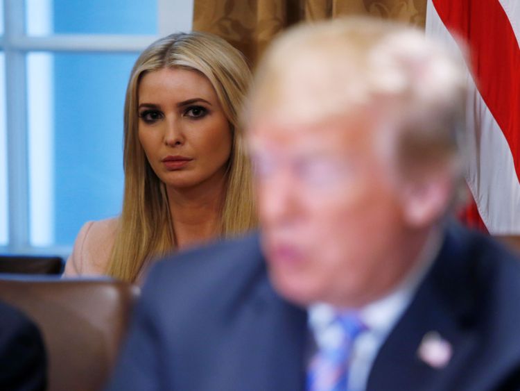 Ivanka Trump écoute son père Donald