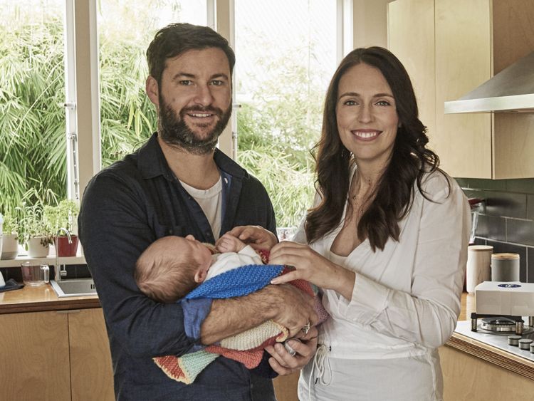 Jacinda Ardern avec son partenaire Clarke Gayford chez eux