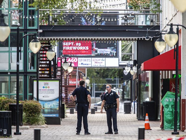 Jacksonville, Floride - 26 août: Les officiers du shérif de Jacksonville patrouillent autour des navires à Jacksonville Landing le 26 août 2018 à Jacksonville, en Floride. Selon les rapports publiés, un coup de feu lors d’un tournoi de jeux vidéo sur le site de Madden 19 a fait quatre morts et plusieurs autres blessés. (Photo de Mark Wallheiser / Getty Images)