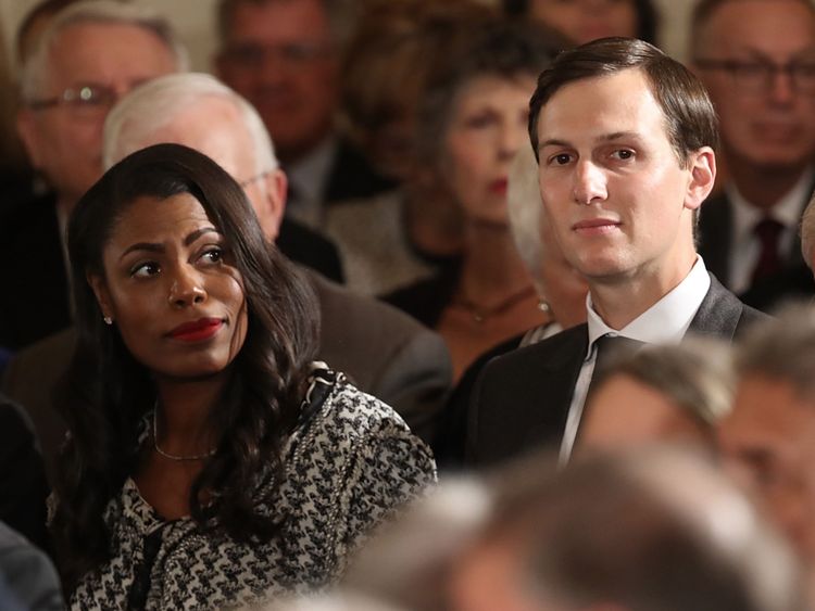 Jared Kushner (R) et Omarosa Manigault Newman assistent à une cérémonie de remise d'une médaille d'honneur