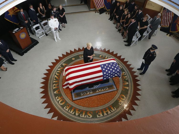 L'épouse de John McCain, Cindy, au Capitole de l'Arizona
